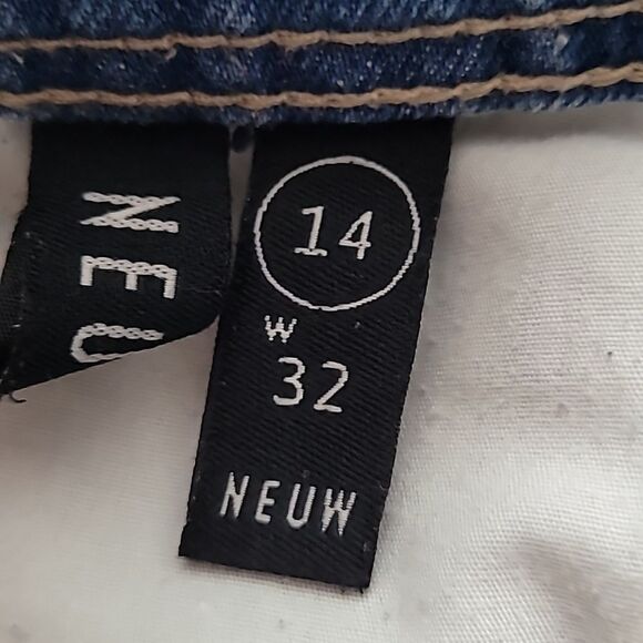 Neuw Blue Jean Shorts Distressed Raw Hem Size 14 - Picture 7 of 8